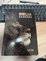 bíblia NVI - Capa Preta - Letra Normal - Leão Dourado - Capa Dura - Imagem 3